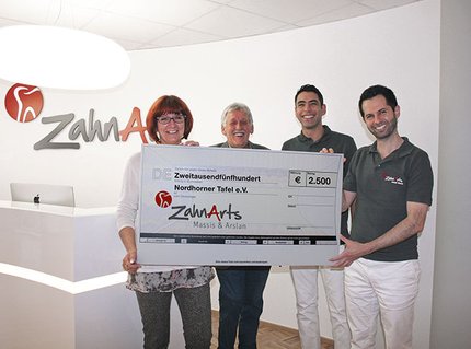 Uschi Vox, Wolfgang Vox, Erkan Arslan und Joseph Massis bei der Spendenübergabe